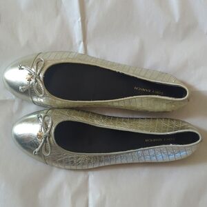 Silver Tory Burch cap toe ballet flats with bow sz 7.5 flawed